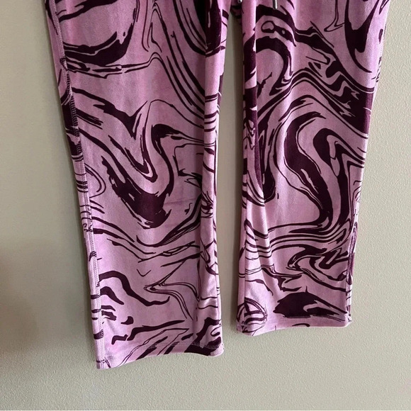 LuLaRoe Cozy Crystal Velour Crop Capri Pants Sz Med Solid Pink Magenta Swirl - Picture 3 of 10